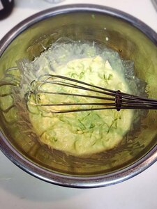 泡立て器でアボカドを粗く潰しながら、全体を混ぜる。