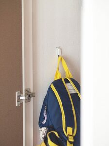 関収納の扉を開けた壁面にフック
