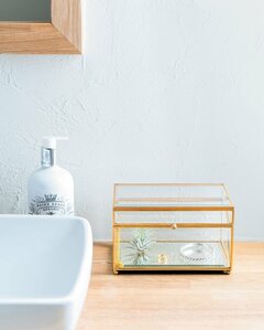 ゴールド×ガラスのエレガントなデザイン