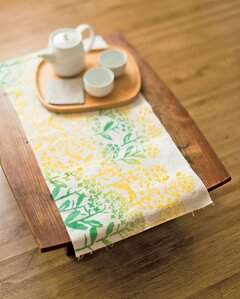 テーブルに布をかけておもてなし