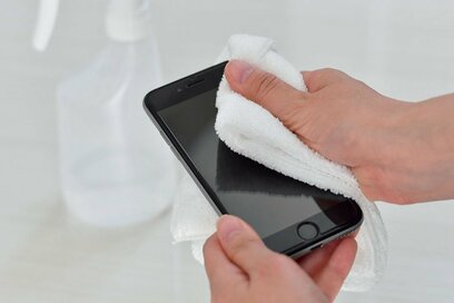 スマホや鏡もピカピカ！アルコールスプレー1本で細かい掃除が断然ラクに