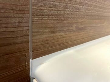 掃除をラクにするはずが後悔。「汚れ防止テープ」を使って気づいた意外な落とし穴