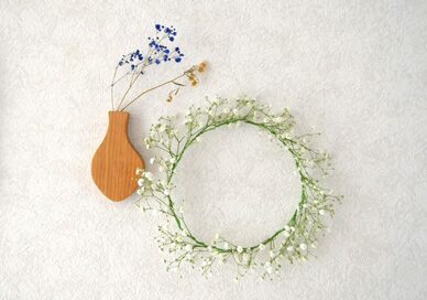 カスミソウ1本で、激かわいい花冠を2つつくるテク