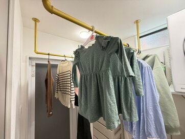 住んで気づいた、理想のランドリールームの「まさかの落とし穴」。快適空間に変えた“神アイテム”は