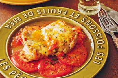 山本ゆりさんの「チキンソテー」。焼いたトマトがジューシーなソースに