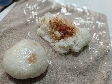 朝食をラクにするアイデア3つ。火を使わない冷凍「具入りおにぎり」は家族に人気