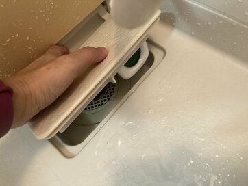 浴室にコバエが発生する理由と対策。掃除するべき意外な場所とは？