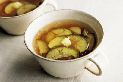 体が温まる「秋ナスのスープ」。ショウガとレモンですっきりおいしい：笠原将弘さん直伝レシピ