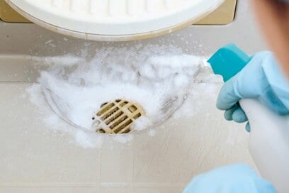 こすらずに「浴室がピカピカ」になる掃除術。ガンコなカビも“洗剤を塗り込んで放置”でつるんと解消：家事えもんさん直伝