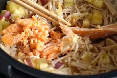 サツマイモと鮭とエノキでつくる「炊き込みご飯」。一度に秋を満喫できるぜいたくな味わい