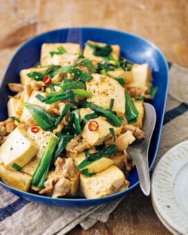 豆腐と豚肉のピリ辛ニラ炒め。がっつりおいしい糖質オフレシピ