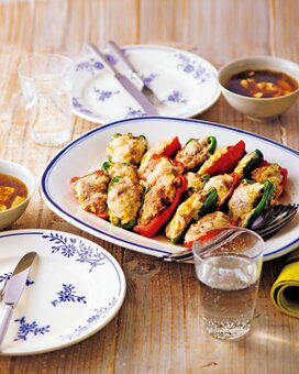 2種類のピーマンを使ったチーズ肉づめ。見た目が華やかなのにヘルシー