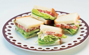 ナイフの両脇のパンを手で押さえて切る