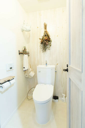 木の板を張ったトイレ