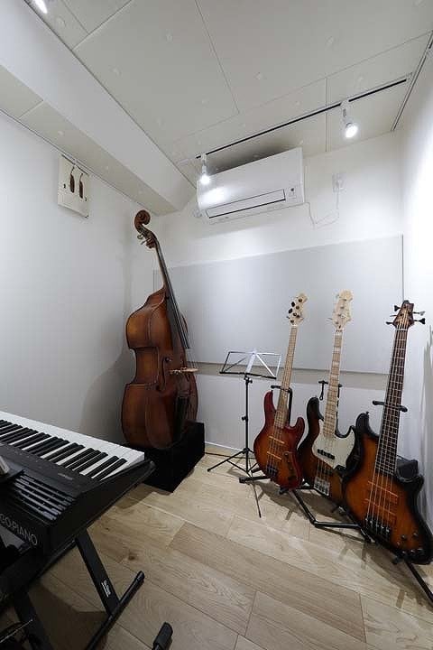 コントラバスなどの弦楽器の演奏ができる約2畳の防音室