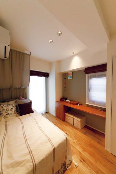 シックなアクセントクロスを取り入れた妻の部屋