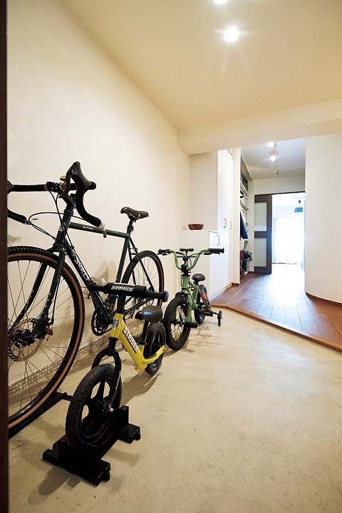 ホールを斜めに切り取ったゆとりのある玄関