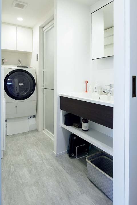 洗濯機がすっきり収まる洗面室