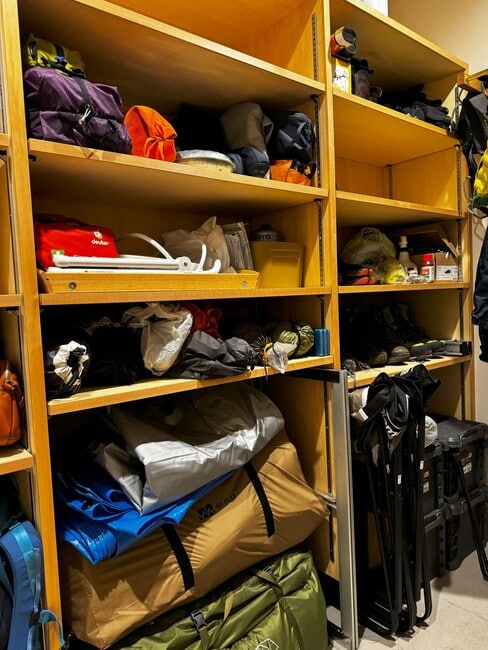 アウトドア用品を収納している棚