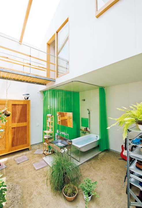 庭の一角にあるバスルーム