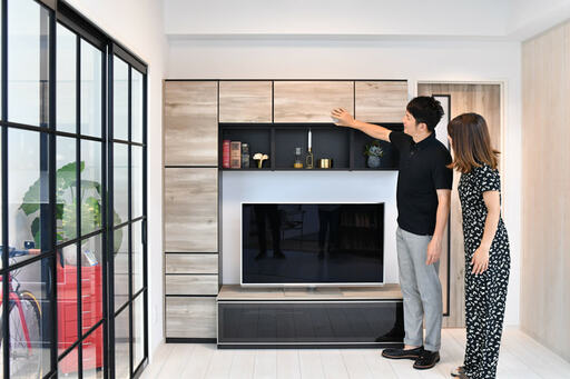 テレビボード収納と夫妻