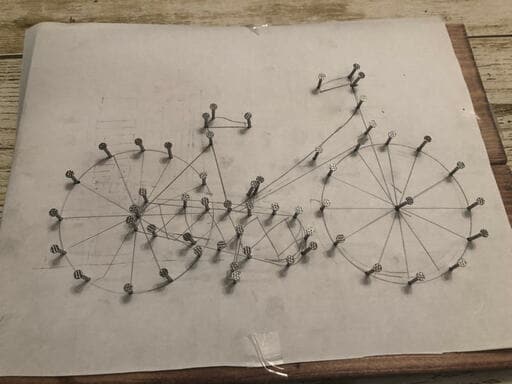 下絵に沿って釘を打つ