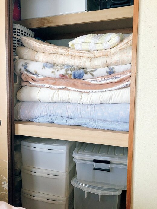 押し入れの中の布団