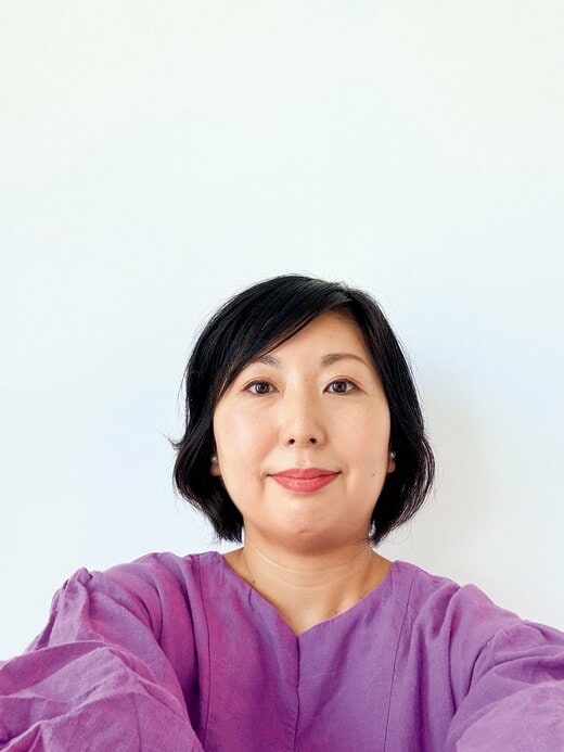 両手で自撮りする女性