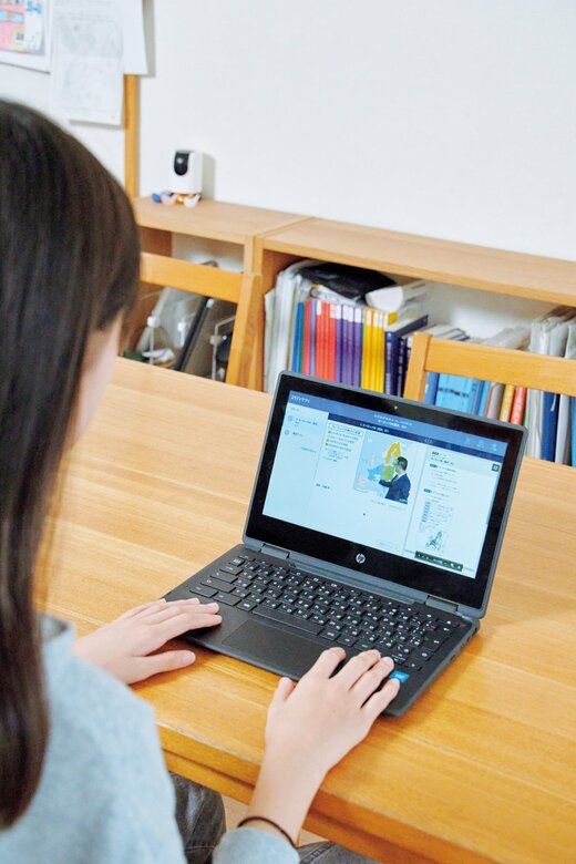 オンライン学習中の女の子とパソコン