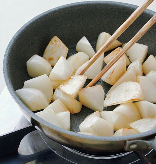 フライパンで焼いた大根に焼き色がついてきた様子