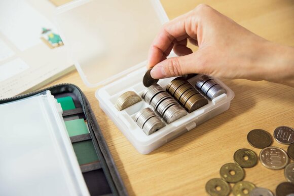 コインケースに貯金する様子