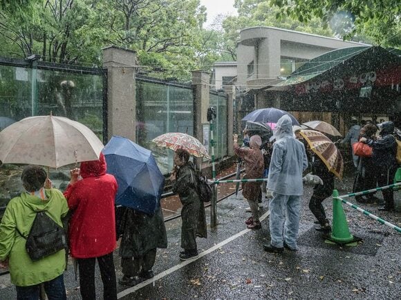 雨のなかでも大盛況
