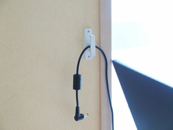 カーテンの房かけに引っかけてあるコード