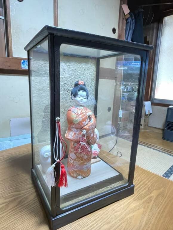 ガラスケースに入った人形