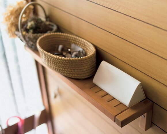 メガネはカゴなどに入れ 玄関の棚に並べる