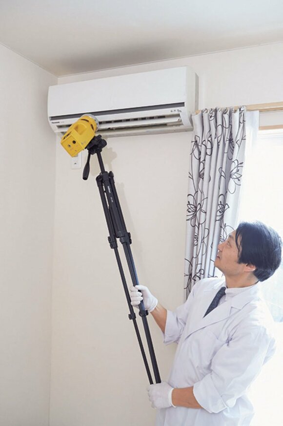 掃除機でホコリを吸い取る