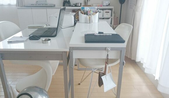 ミニほうきとちりとりをデスク横にひっかけています