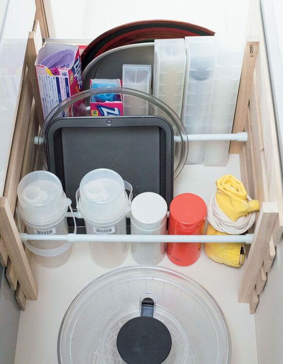 すのこを使ってつっぱり棒を支える