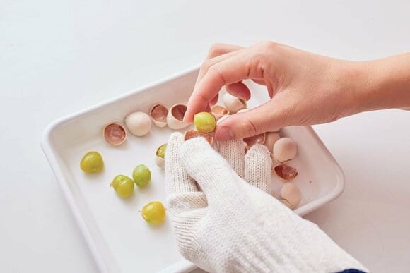 熱いうちに殻と薄皮を取り除く