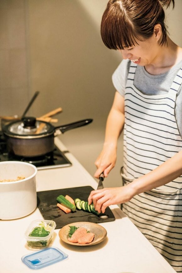 キュウリを切っている女性