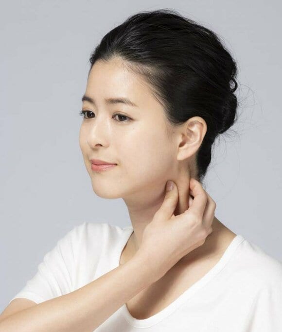 顔を横に向け、胸鎖乳突筋を出す