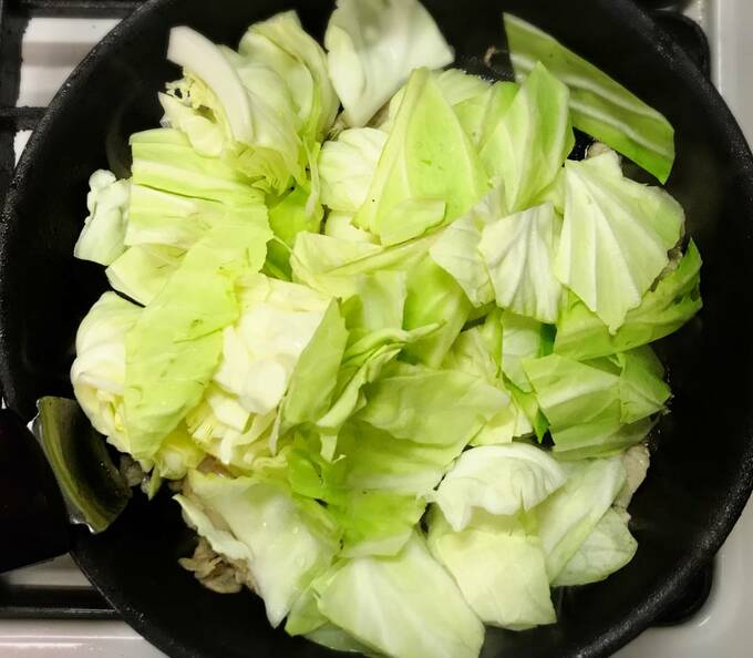 フライパンにキャベツ