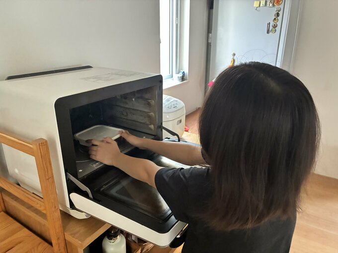 電子レンジに器を入れている様子