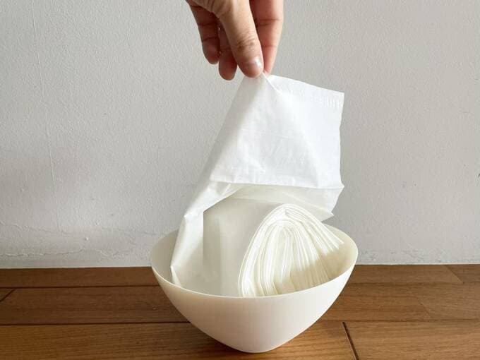 器に入れたティッシュを取る様子