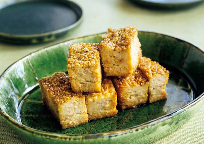 お皿に盛りつけられたのし鶏