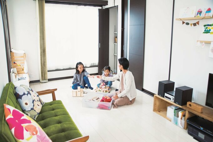 リビングに母子3人
