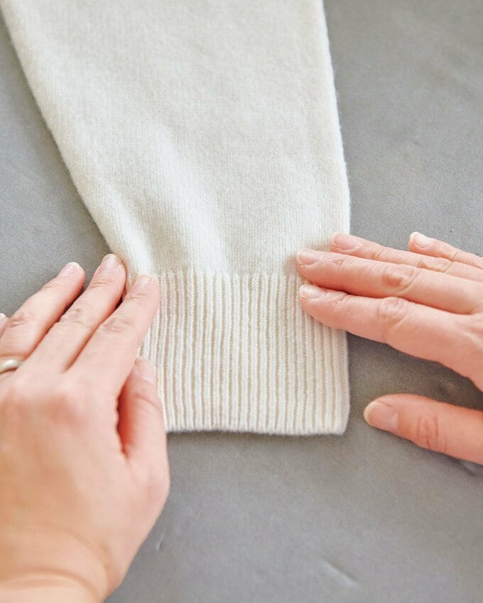 手で袖口を整えている