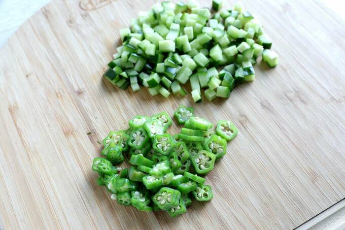 カットしたキュウリとオクラ