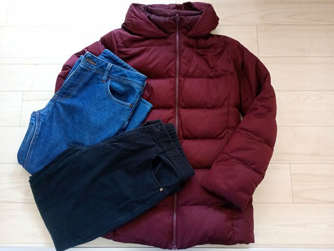  ユニクロのダウンジャケットと、ストレートのボトムス。ボトムスはノーブランド