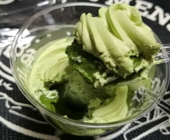 もっちり宇治抹茶プリンをスプーンですくう